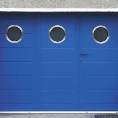 portes-de-garage-battante-alu-3-vantaux-option-hublots-bourges-mvp-400x400